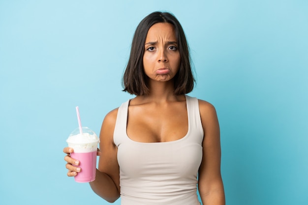 Mulher jovem com milk-shake de morango isolado