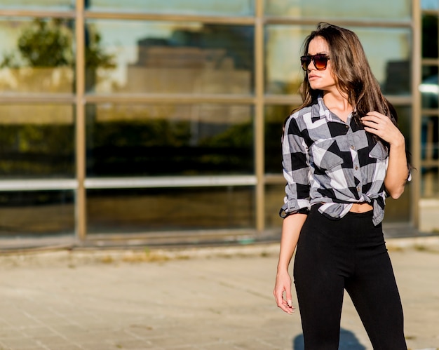 Foto mulher jovem, com, óculos de sol