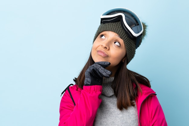 Mulher jovem com óculos e roupas de inverno