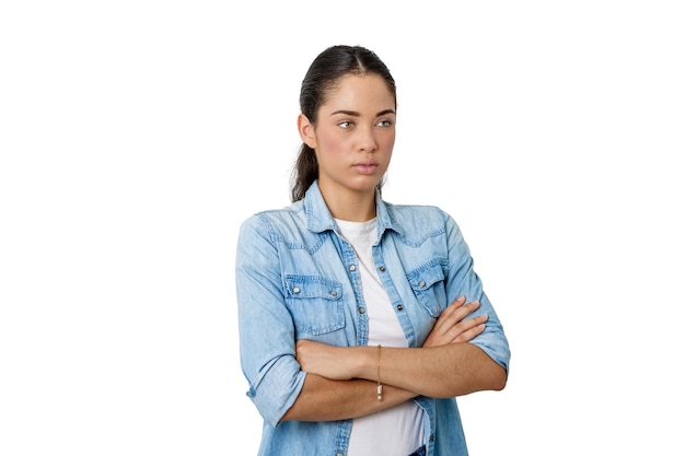 mulher jovem com os braços cruzados