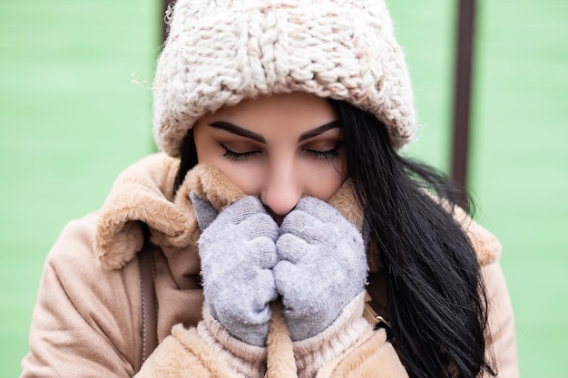 Mulher jovem com os olhos fechados é fria