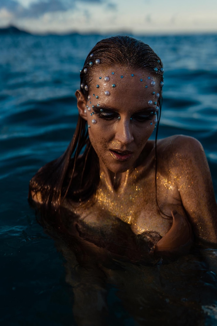 Foto mulher jovem com pele dourada em retrato aquático