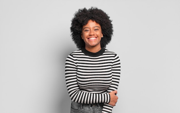 Mulher jovem com penteado afro