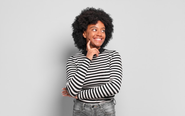 Mulher jovem com penteado afro