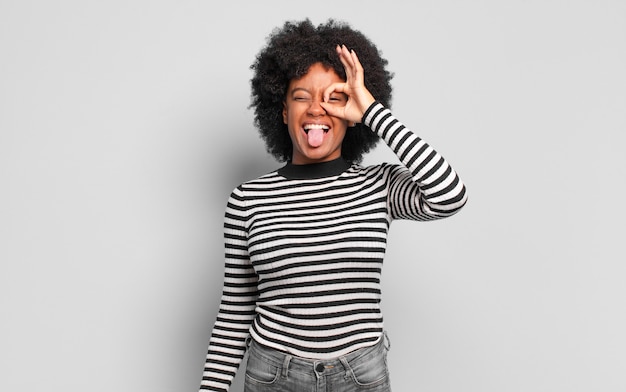 Foto mulher jovem com penteado afro