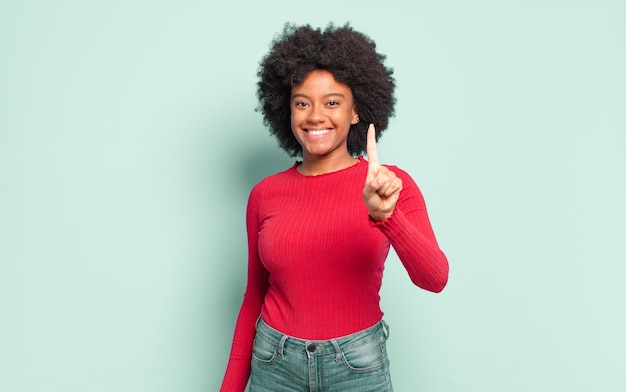 Mulher jovem com penteado afro