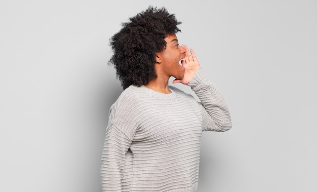 Foto mulher jovem com penteado afro