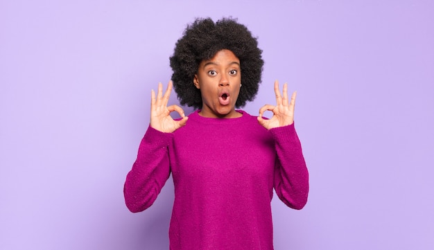 Mulher jovem com penteado afro