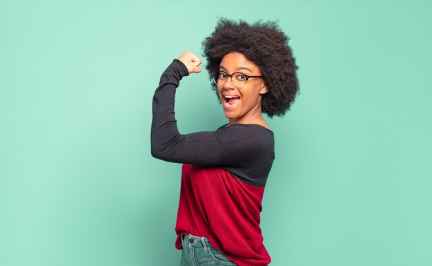 Mulher jovem com penteado afro