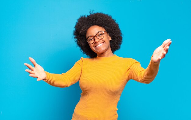 Mulher jovem com penteado afro