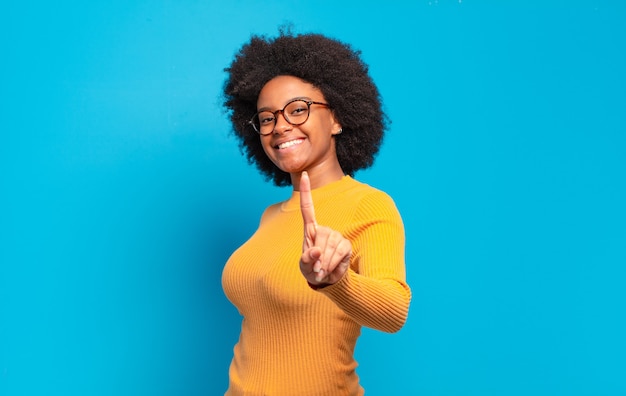 Mulher jovem com penteado afro