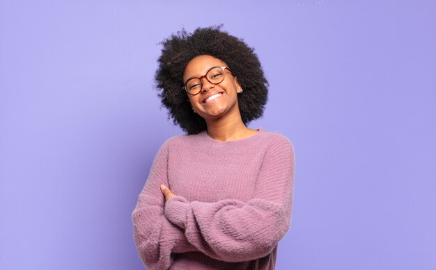 Mulher jovem com penteado afro