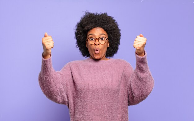 Mulher jovem com penteado afro