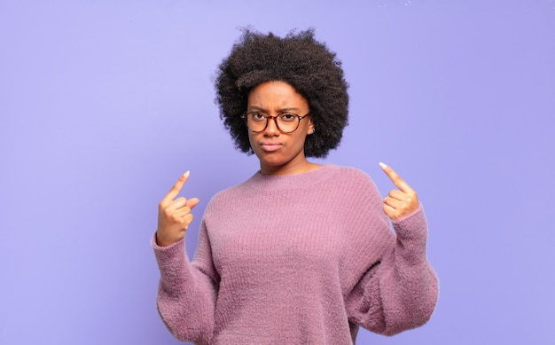 Mulher jovem com penteado afro