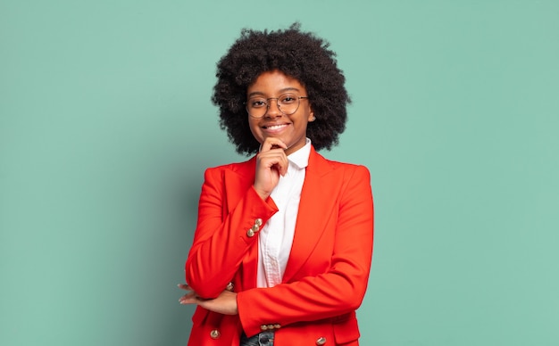 Mulher jovem com penteado afro