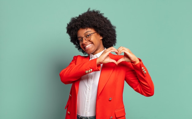 Mulher jovem com penteado afro