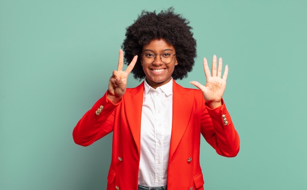 Mulher jovem com penteado afro