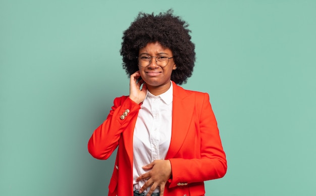 Mulher jovem com penteado afro