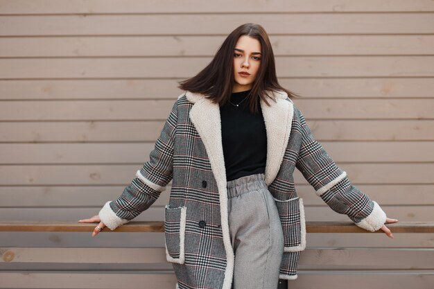 Foto mulher jovem com roupa da moda na rua