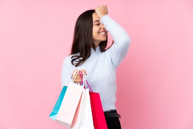 Mulher jovem com sacola de compras isolada