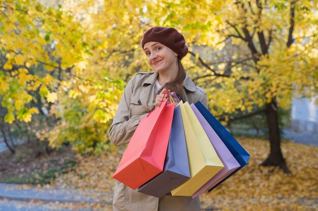 Mulher jovem com sacolas de compras