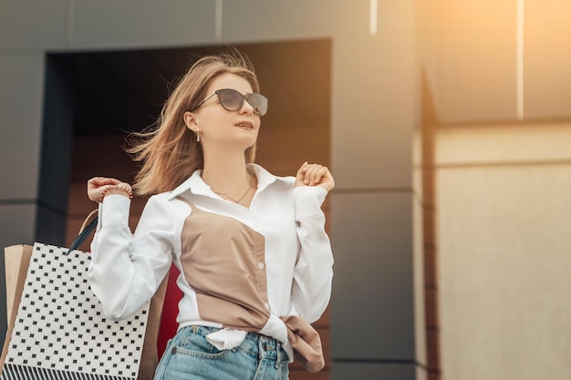 Mulher jovem com sacolas de compras