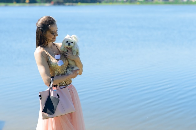 Mulher jovem com seu cachorro