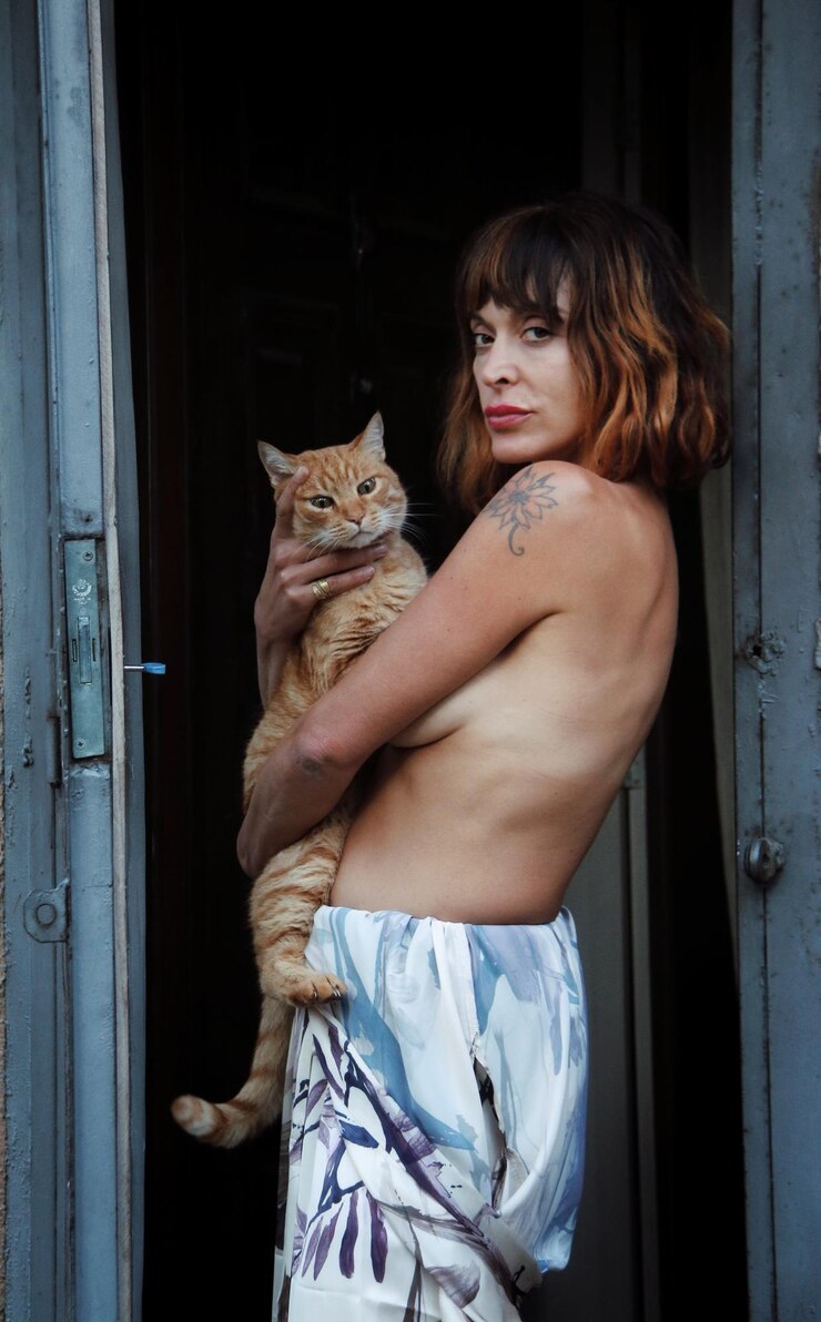 Foto mulher jovem com seu gato olhando para a câmera