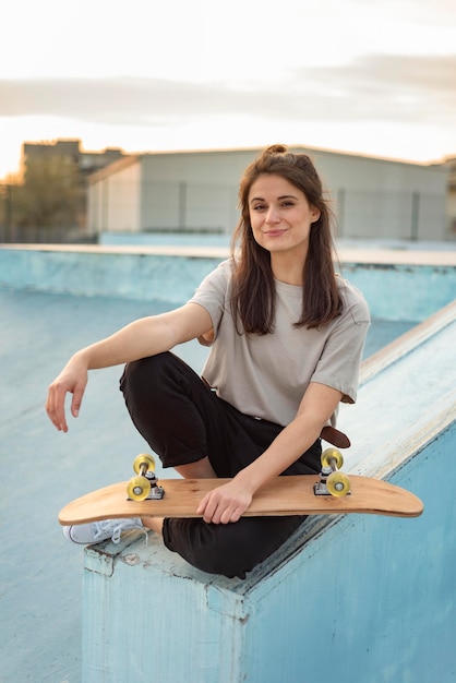 Mulher jovem com skate