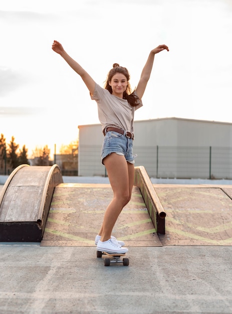 Mulher jovem com skate