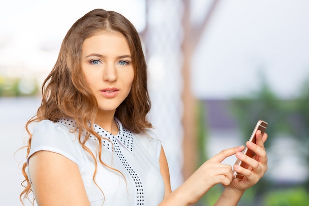 Mulher jovem, com, telefone móvel