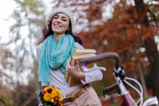 Mulher jovem, com, um, bicicleta