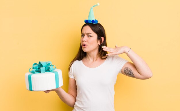 Mulher jovem com um bolo de aniversário