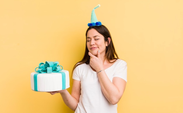 Mulher jovem com um bolo de aniversário