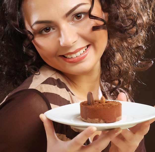 Foto mulher jovem com um bolo
