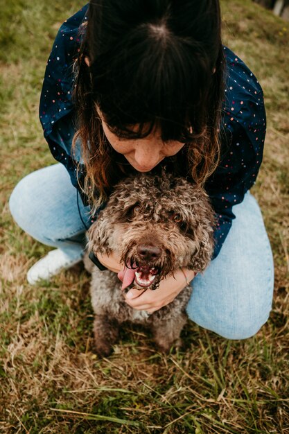 Mulher jovem com um casaco e um cão