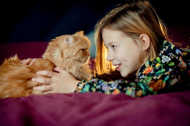 Mulher jovem com um gatinho bonito