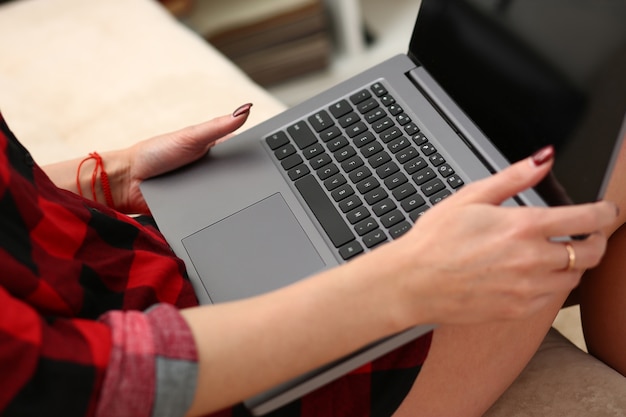 Mulher jovem com um laptop