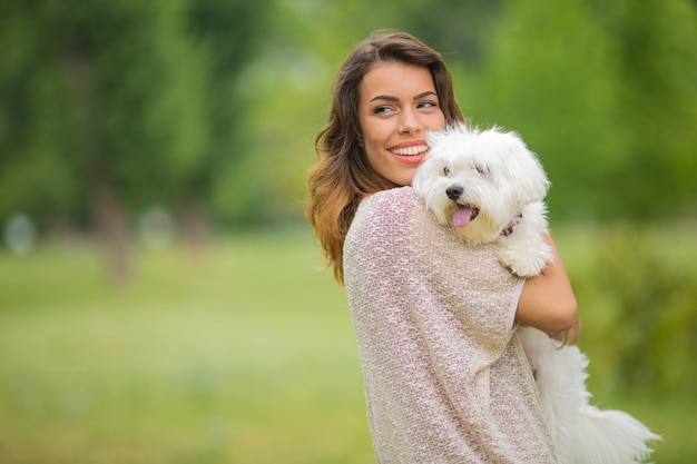 Mulher jovem, com, um, maltês, cão