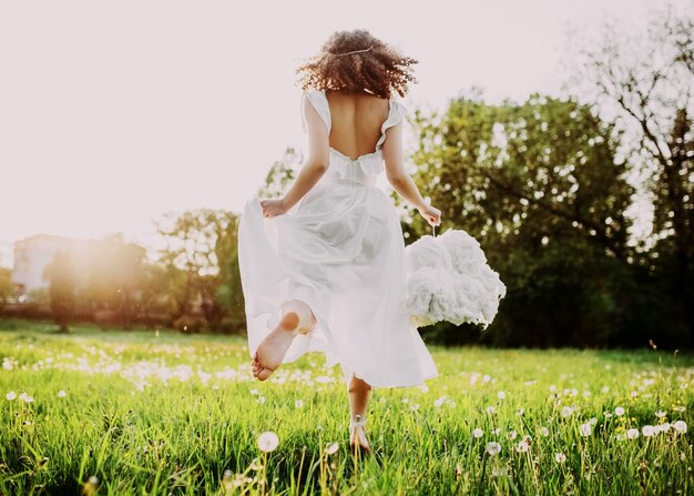 Mulher jovem com um vestido longo branco