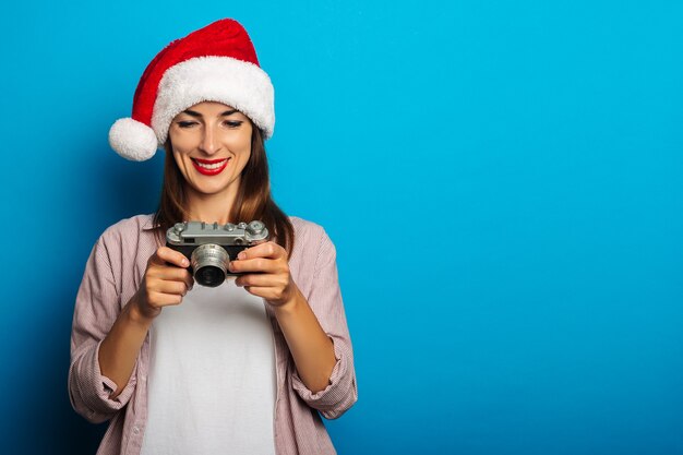 Mulher jovem com uma camisa e um chapéu de papai noel