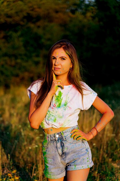 Mulher jovem com uma camiseta pintada