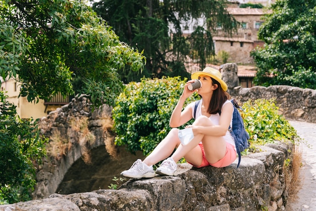 Mulher jovem com uma mochila em uma viagem