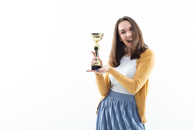 Mulher jovem com uma taça vencedora. retrato emocional