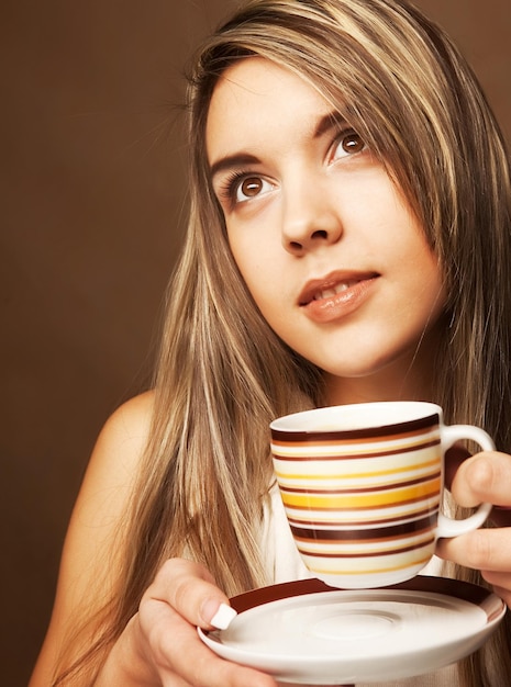 Mulher jovem com uma xícara de café