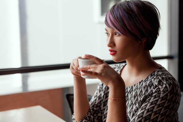 Mulher jovem com uma xícara de café