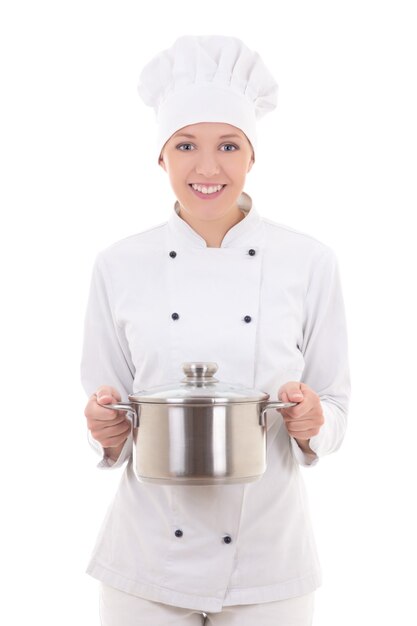 Mulher jovem com uniforme de chef segurando uma panela isolada no fundo branco