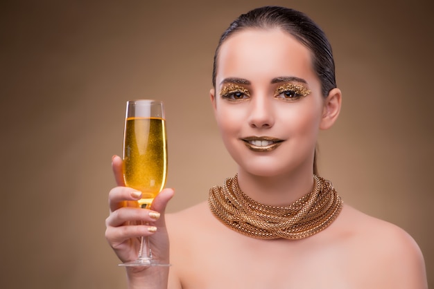 Mulher jovem, com, vidro champanha