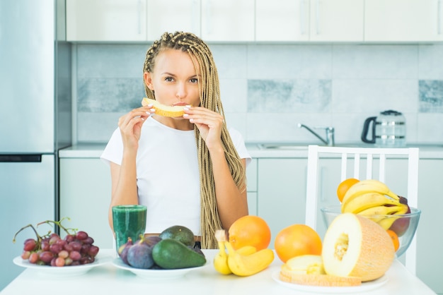 Mulher jovem comendo frutas