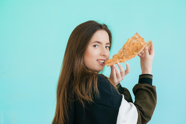 Mulher jovem, comendo pizza